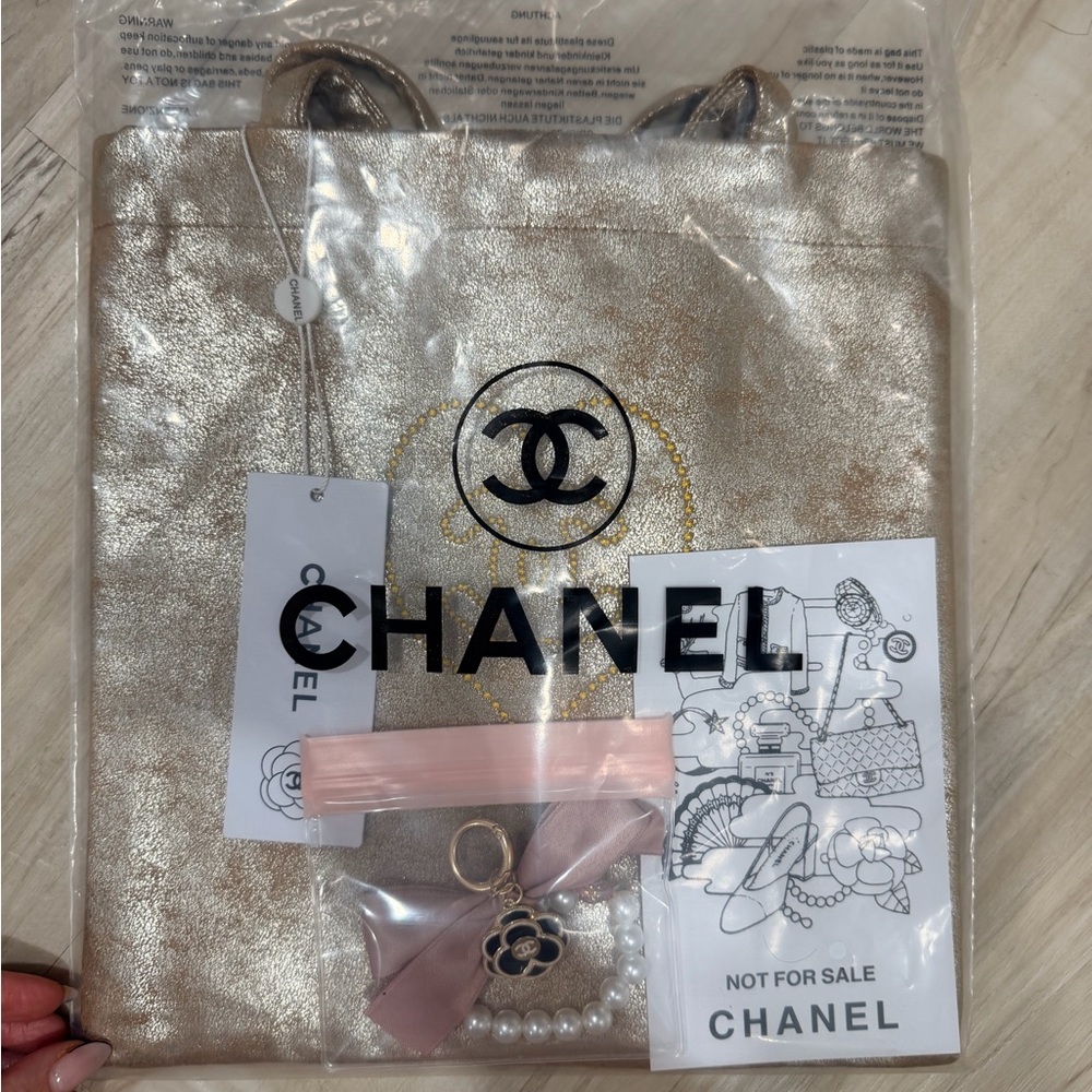 (Last one !!)Chanel  (employee exclusive)
Golden Tote Bag PLUS **Camila keychain - Picture 11 of 14
